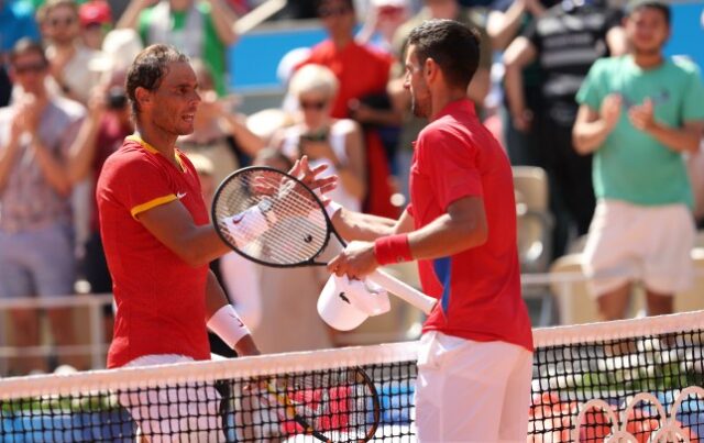 Novak Djokovic aperta a mão de Rafael Nadal nas Olimpíadas de 2024