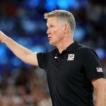 PARIS, FRANÇA - 08 DE AGOSTO: O técnico Steve Kerr da equipe dos Estados Unidos reage durante uma partida das semifinais de basquete masculino entre a equipe dos Estados Unidos e a equipe da Sérvia no décimo terceiro dia dos Jogos Olímpicos de Paris 2024 na Bercy Arena em 8 de agosto de 2024 em Paris, França .