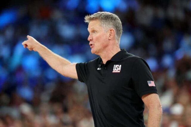 PARIS, FRANÇA - 08 DE AGOSTO: O técnico Steve Kerr da equipe dos Estados Unidos reage durante uma partida das semifinais de basquete masculino entre a equipe dos Estados Unidos e a equipe da Sérvia no décimo terceiro dia dos Jogos Olímpicos de Paris 2024 na Bercy Arena em 8 de agosto de 2024 em Paris, França . 