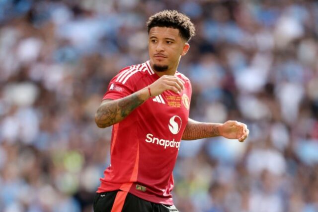 Jadon Sancho, do Manchester United, em ação durante a partida FA Community Shield de 2024 entre Manchester United e Manchester City 