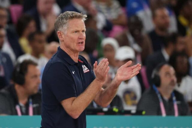 PARIS, FRANÇA - 10 DE AGOSTO: O técnico Steve Kerr da equipe dos Estados Unidos reage durante o jogo da medalha de ouro masculina entre a equipe da França e a equipe dos Estados Unidos no décimo quinto dia dos Jogos Olímpicos de Paris 2024 na Bercy Arena em 10 de agosto de 2024 em Paris, França . 