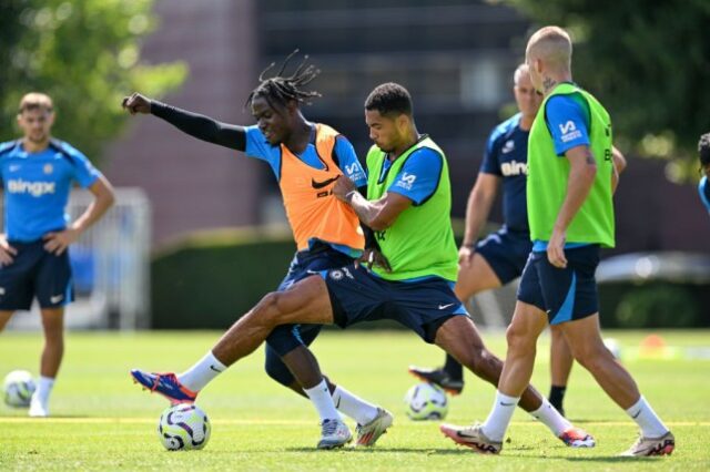     Romeo Lavia e Levi Colwill do Chelsea durante uma sessão de treinamento no Chelsea Training Ground