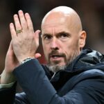 Erik ten Hag fotografado trabalhando como técnico do Manchester United em agosto de 2024