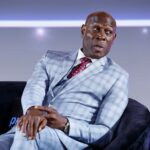 Lenda do boxe britânico, Frank Bruno, sentado em uma cadeira