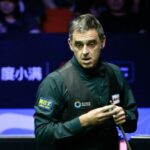 Ronnie O'Sullivan, da Inglaterra, marca a deixa na partida da semifinal contra Kyren Wilson, da Inglaterra, no dia 6 do Grande Prêmio de Xi'an de 2024