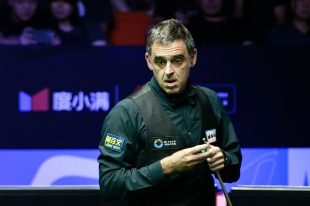 Ronnie O'Sullivan, da Inglaterra, marca a deixa na partida da semifinal contra Kyren Wilson, da Inglaterra, no dia 6 do Grande Prêmio de Xi'an de 2024