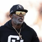 BOULDER, COLORADO - 29 DE AGOSTO: O técnico Deion Sanders do Colorado Buffaloes entra em campo antes do jogo contra o North Dakota State Bison no Folsom Field em 29 de agosto de 2024 em Boulder, Colorado