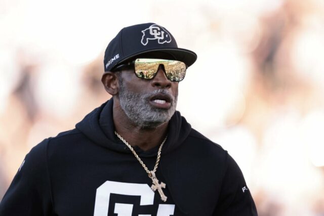 BOULDER, COLORADO - 29 DE AGOSTO: O técnico Deion Sanders do Colorado Buffaloes entra em campo antes do jogo contra o North Dakota State Bison no Folsom Field em 29 de agosto de 2024 em Boulder, Colorado