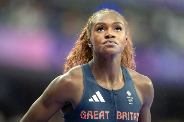 Dina Asher-Smith fotografada em ação nos Jogos Olímpicos de Paris