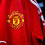 Distintivo do Manchester United no uniforme caseiro de 2024/25