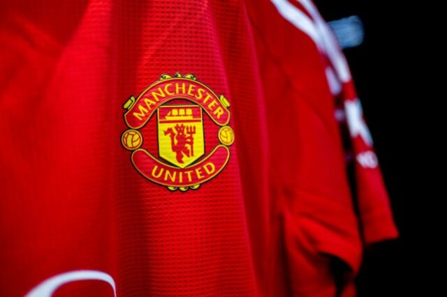 Distintivo do Manchester United no uniforme caseiro de 2024/25