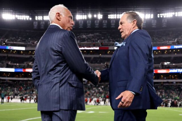 FILADÉLFIA, PENSILVÂNIA - 16 DE SETEMBRO: (LR) O proprietário Jeffrey Lurie do Philadelphia Eagles aperta a mão do ex-gerente geral e técnico Bill Belichick antes do jogo no Lincoln Financial Field em 16 de setembro de 2024 na Filadélfia, Pensilvânia