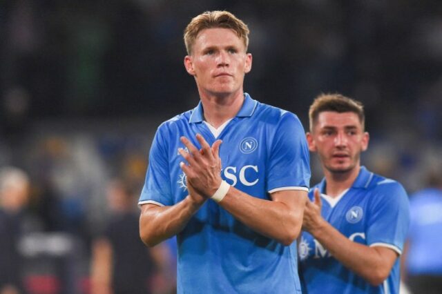 Scott McTominay, do SSC Napoli, aplaude os torcedores após um jogo