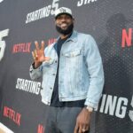 LOS ANGELES, CALIFÓRNIA - 23 DE SETEMBRO: LeBron James comparece à estreia do Starting 5 LA no The Egyptian Theatre Hollywood em 23 de setembro de 2024 em Los Angeles, Califórnia.