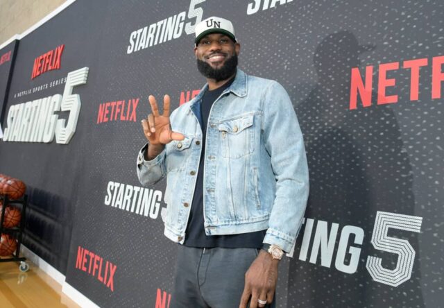 LOS ANGELES, CALIFÓRNIA - 23 DE SETEMBRO: LeBron James comparece à estreia do Starting 5 LA no The Egyptian Theatre Hollywood em 23 de setembro de 2024 em Los Angeles, Califórnia.