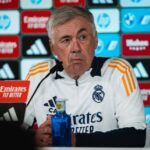 Carlo Ancelotti fotografado falando em uma coletiva de imprensa do Real Madrid em 2024