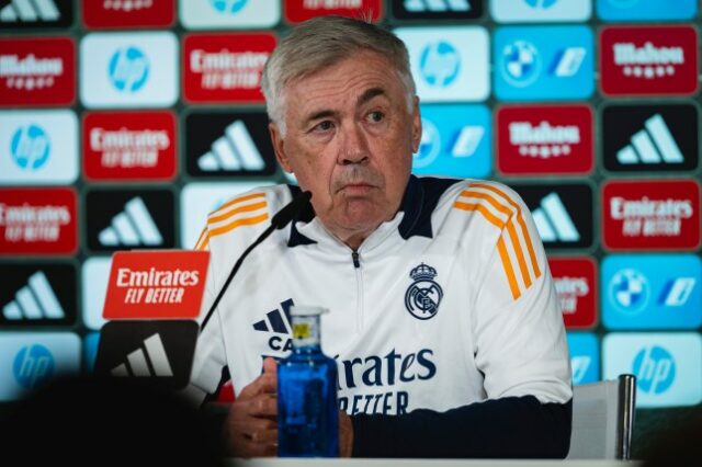 Carlo Ancelotti fotografado falando em uma coletiva de imprensa do Real Madrid em 2024