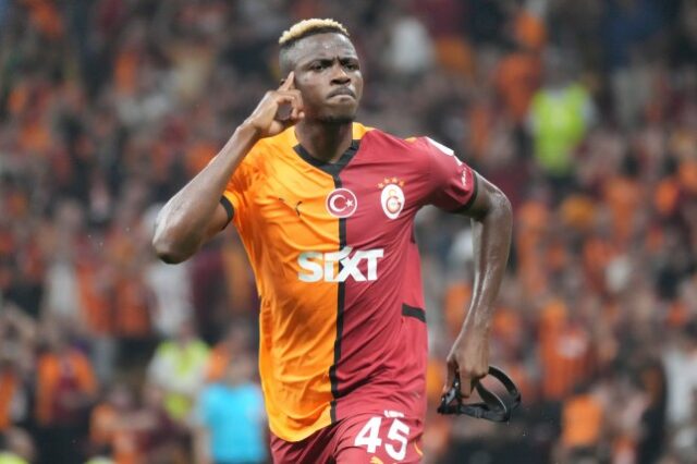 Victor Osimhen comemora gol pelo Galatasaray