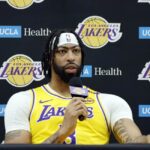 EL SEGUNDO, CALIFÓRNIA - 30 DE SETEMBRO: Anthony Davis nº 3 do Los Angeles Lakers fala durante um dia de mídia do Los Angeles Lakers no UCLA Health Training Center em 30 de setembro de 2024 em El Segundo, Califórnia. NOTA AO USUÁRIO: O Usuário reconhece e concorda expressamente que, ao baixar e/ou usar esta fotografia, o Usuário está concordando com os termos e condições do Contrato de Licença da Getty Images.