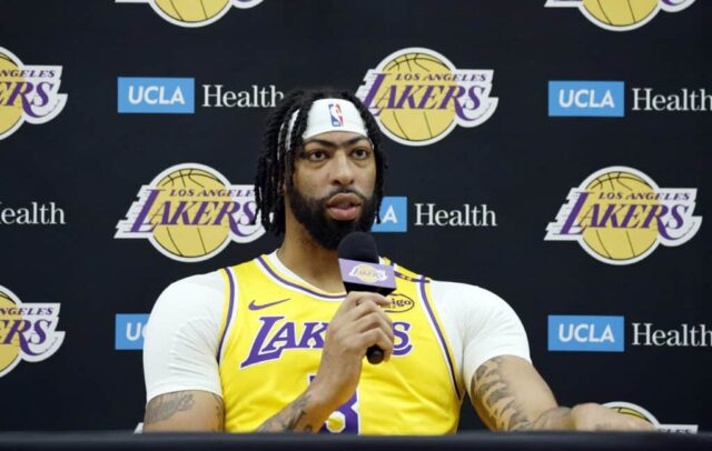 EL SEGUNDO, CALIFÓRNIA - 30 DE SETEMBRO: Anthony Davis nº 3 do Los Angeles Lakers fala durante um dia de mídia do Los Angeles Lakers no UCLA Health Training Center em 30 de setembro de 2024 em El Segundo, Califórnia. NOTA AO USUÁRIO: O Usuário reconhece e concorda expressamente que, ao baixar e/ou usar esta fotografia, o Usuário está concordando com os termos e condições do Contrato de Licença da Getty Images. 