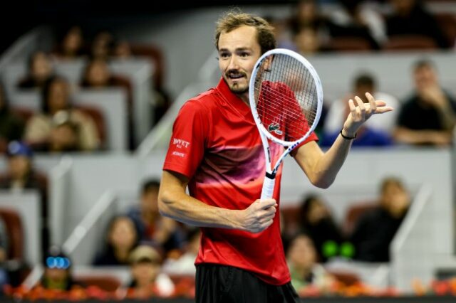 Daniil Medvedev fotografado jogando contra Carlos Alcaraz no Aberto da China