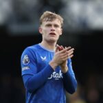 Jarrad Branthwaite, do Everton, aplaude os torcedores no final da partida da Premier League entre Everton FC e Crystal Palace FC em Goodison Park