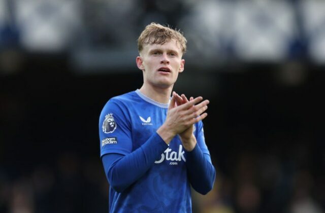 Jarrad Branthwaite, do Everton, aplaude os torcedores no final da partida da Premier League entre Everton FC e Crystal Palace FC em Goodison Park 