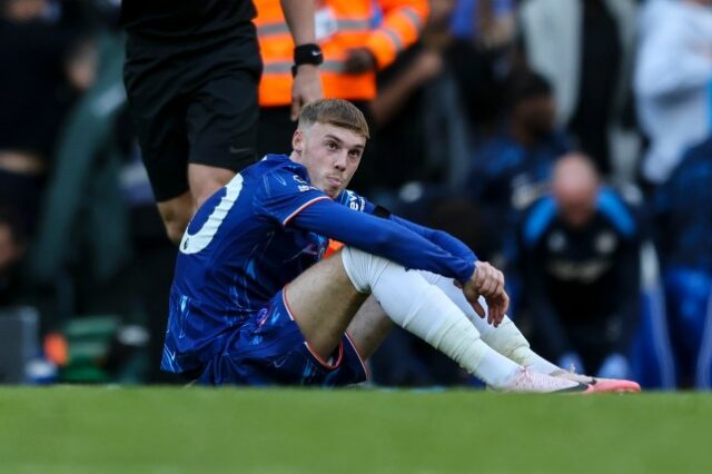 Cole Palmer sentou-se em campo durante a partida do Chelsea contra o Brighton