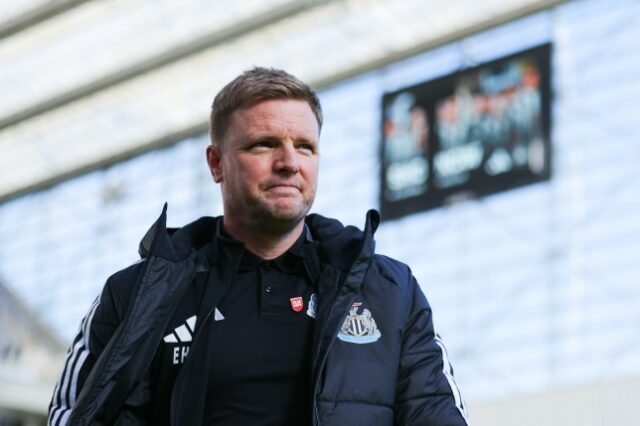 Eddie Howe fotografado trabalhando como técnico do Newcastle United em 2024