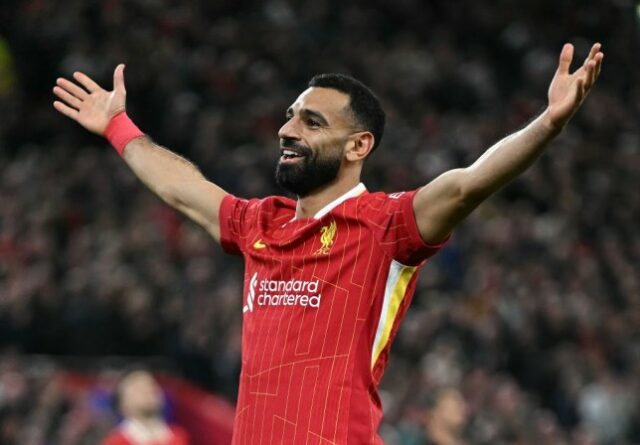 Mohamed Salah comemora o segundo gol do time durante a partida de futebol da fase da Liga dos Campeões da UEFA entre Liverpool e Bologna, em Anfield