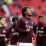 Jogadores do Manchester United fotografados se aquecendo antes do jogo contra o Tottenham