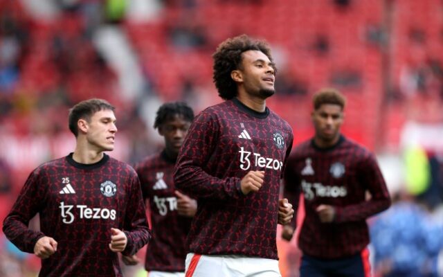 Jogadores do Manchester United fotografados se aquecendo antes do jogo contra o Tottenham