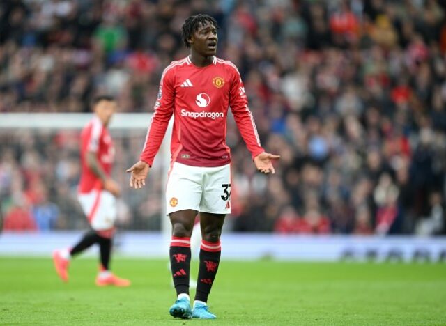 Kobbie Mainoo, do Manchester United, reage durante a partida da Premier League contra o Tottenham