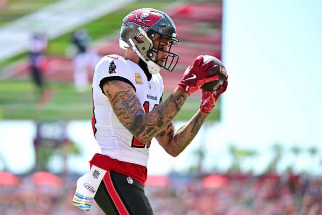 TAMPA, FLÓRIDA - 29 DE SETEMBRO: Mike Evans # 13 do Tampa Bay Buccaneers recebe um passe para touchdown contra o Philadelphia Eagles durante o primeiro quarto do jogo no Raymond James Stadium em 29 de setembro de 2024 em Tampa, Flórida.