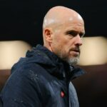 Erik ten Hag, técnico do Manchester United, observa ao deixar o campo após a partida da Premier League entre Manchester United FC e Tottenham Hotspur