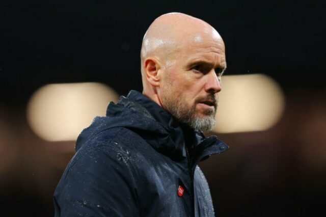 Erik ten Hag, técnico do Manchester United, observa ao deixar o campo após a partida da Premier League entre Manchester United FC e Tottenham Hotspur