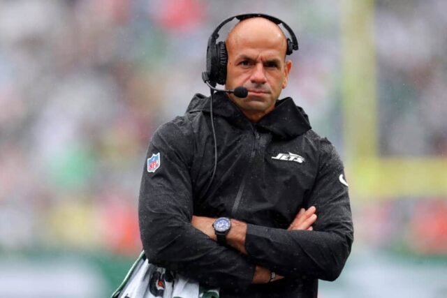 EAST RUTHERFORD, NOVA JERSEY - 29 DE SETEMBRO: O técnico Robert Saleh do New York Jets enfrenta o Denver Broncos durante o primeiro tempo no MetLife Stadium em 29 de setembro de 2024 em East Rutherford, Nova Jersey. 