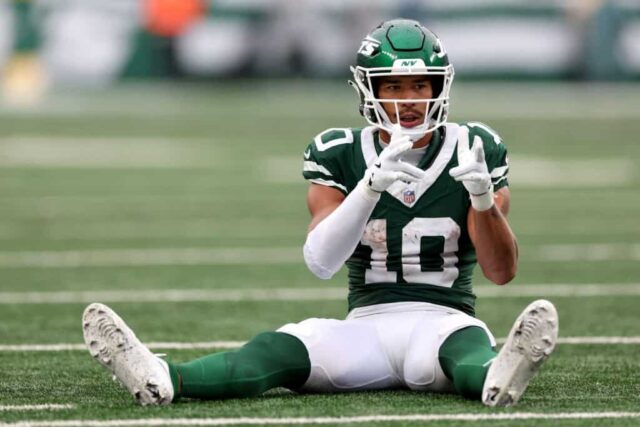 EAST RUTHERFORD, NOVA JERSEY - 29 DE SETEMBRO: Allen Lazard (10) do New York Jets comemora uma primeira descida contra o Denver Broncos durante o terceiro quarto, mas foi penalizado pela reação no MetLife Stadium em 29 de setembro de 2024 em East Rutherford, Nova Jersey.