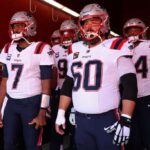 SANTA CLARA, CALIFÓRNIA - 29 DE SETEMBRO: Jacoby Brissett nº 7 e David Andrews nº 60 do New England Patriots esperam no túnel antes do jogo contra o San Francisco 49ers no Levi's Stadium em 29 de setembro de 2024 em Santa Clara, Califórnia.