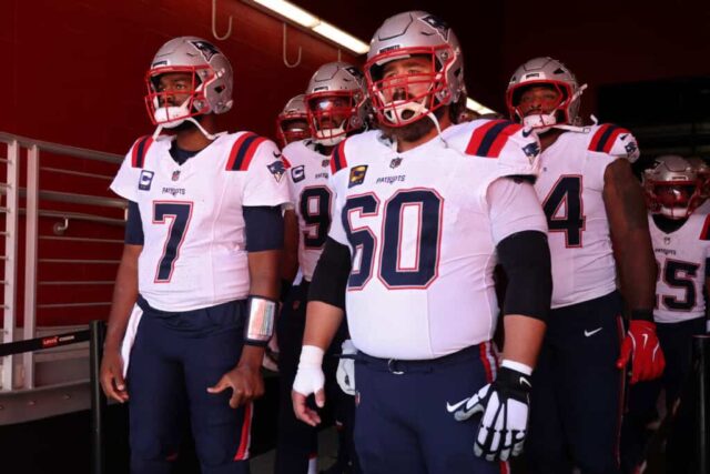 SANTA CLARA, CALIFÓRNIA - 29 DE SETEMBRO: Jacoby Brissett nº 7 e David Andrews nº 60 do New England Patriots esperam no túnel antes do jogo contra o San Francisco 49ers no Levi's Stadium em 29 de setembro de 2024 em Santa Clara, Califórnia. 