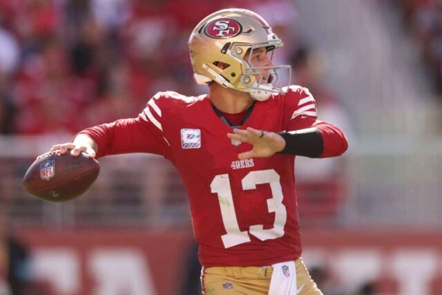 SANTA CLARA, CALIFÓRNIA - 29 DE SETEMBRO: Brock Purdy # 13 do San Francisco 49ers lança um passe no terceiro quarto contra o New England Patriots no Levi's Stadium em 29 de setembro de 2024 em Santa Clara, Califórnia. 