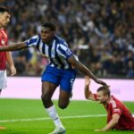 Samuel Omorodion fotografado jogando pelo Porto após sua transferência fracassada para o Chelsea