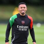 Gabriel Jesus, do Arsenal, fotografado durante um treino com um grande sorriso em setembro de 2024