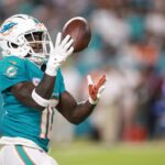 MIAMI GARDENS, FLÓRIDA - 30 DE SETEMBRO: Tyreek Hill nº 10 do Miami Dolphins faz um passe contra o Tennessee Titans durante o terceiro quarto no Hard Rock Stadium em 30 de setembro de 2024 em Miami Gardens, Flórida.