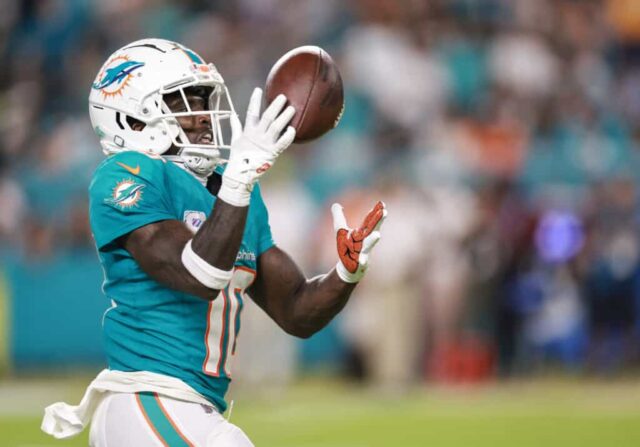 MIAMI GARDENS, FLÓRIDA - 30 DE SETEMBRO: Tyreek Hill nº 10 do Miami Dolphins faz um passe contra o Tennessee Titans durante o terceiro quarto no Hard Rock Stadium em 30 de setembro de 2024 em Miami Gardens, Flórida.