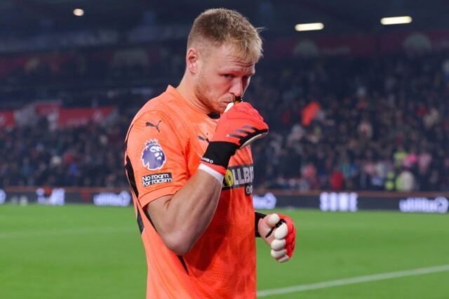 Aaron Ramsdale, do Southampton, usando sais aromáticos antes do início do jogo