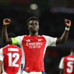 Bukayo Saka, do Arsenal, comemora o segundo gol de seu time durante a partida da fase MD2 da Liga dos Campeões da UEFA 2024/25 entre Arsenal FC e Paris Saint-Germain