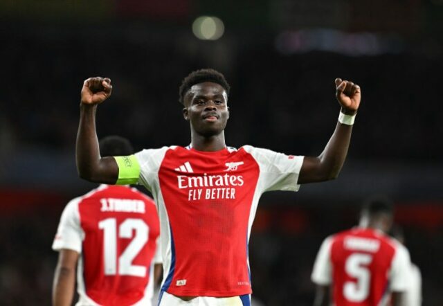 Bukayo Saka, do Arsenal, comemora o segundo gol de seu time durante a partida da fase MD2 da Liga dos Campeões da UEFA 2024/25 entre Arsenal FC e Paris Saint-Germain