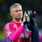 Kasper Schmeichel, do Celtic, agradece aos torcedores após a partida da Liga dos Campeões da UEFA 2024/25 entre Borussia Dortmund e Celtic