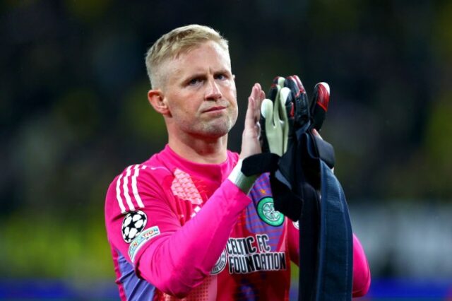 Kasper Schmeichel, do Celtic, agradece aos torcedores após a partida da Liga dos Campeões da UEFA 2024/25 entre Borussia Dortmund e Celtic